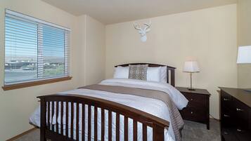4 bedrooms, internet, bed sheets