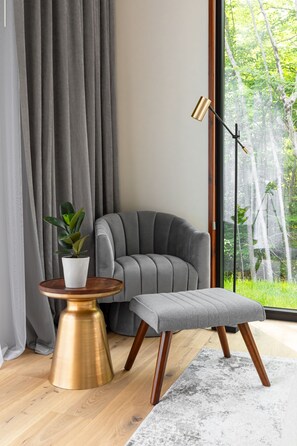 Smart TV, caminetto, videogiochi