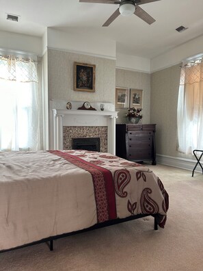 Gold Suite | 1 bedroom, iron/ironing board, free cribs/infant beds, free WiFi - Enloe House (Roanoke)