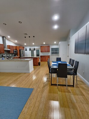 Dining - Charming Saltwater Pool House in North Port. (North Port)