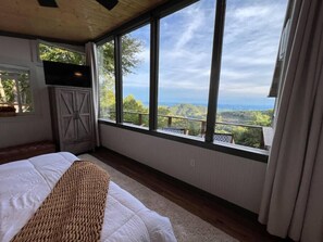 3 bedrooms, iron/ironing board, free WiFi, bed sheets - 100 mile views, 2½ mi. to BR, hot tub & Kids Loft (Blowing Rock)