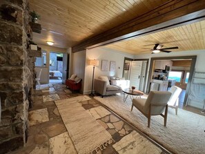 TV, fireplace, books - 100 mile views, 2½ mi. to BR, hot tub & Kids Loft (Blowing Rock)