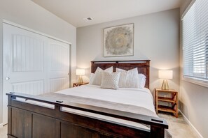 5 chambres, bureau, fer et planche à repasser, lit parapluie