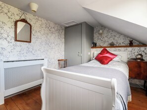 2 Schlafzimmer, individuell dekoriert, individuell eingerichtet