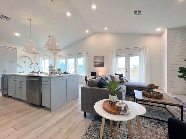 Smart TV, books - Minutes to Beach, restaurants, shopping, night life with heated cocktail pool. (Port Aransas)