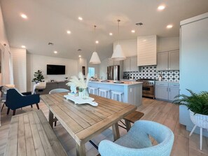 Dining - Minutes to Beach, restaurants, shopping, night life with heated cocktail pool. (Port Aransas)