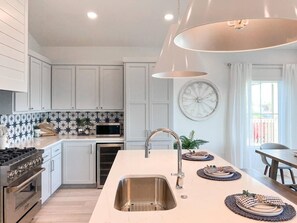 Fridge, microwave, oven, stovetop - Minutes to Beach, restaurants, shopping, night life with heated cocktail pool. (Port Aransas)