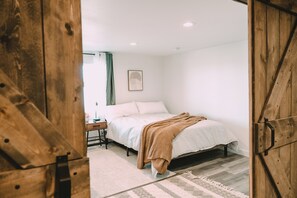 3 bedrooms, iron/ironing board, WiFi, bed sheets - Charming & Modern Lakefront Home - Lower Half - Hiking, Biking & Kayaking.  (Palmer Lake)