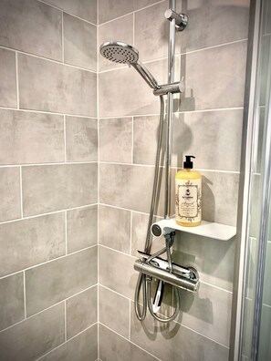 Shower, hair dryer, towels, soap - Lindémodable! Appartement Spacieux, Rénové et Lumineux Avec 2 Chambres! (Sarrebourg)