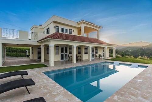 Minutes from beaches  private pool Solar panels Ocean & Mountain Views