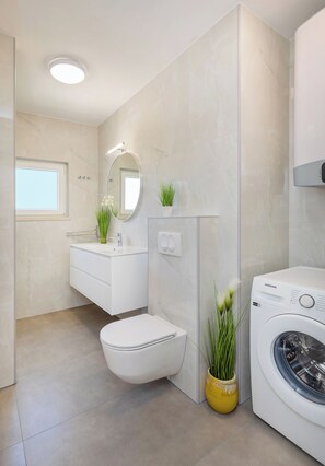 Douche, séchoir à cheveux, serviettes fournies, savon