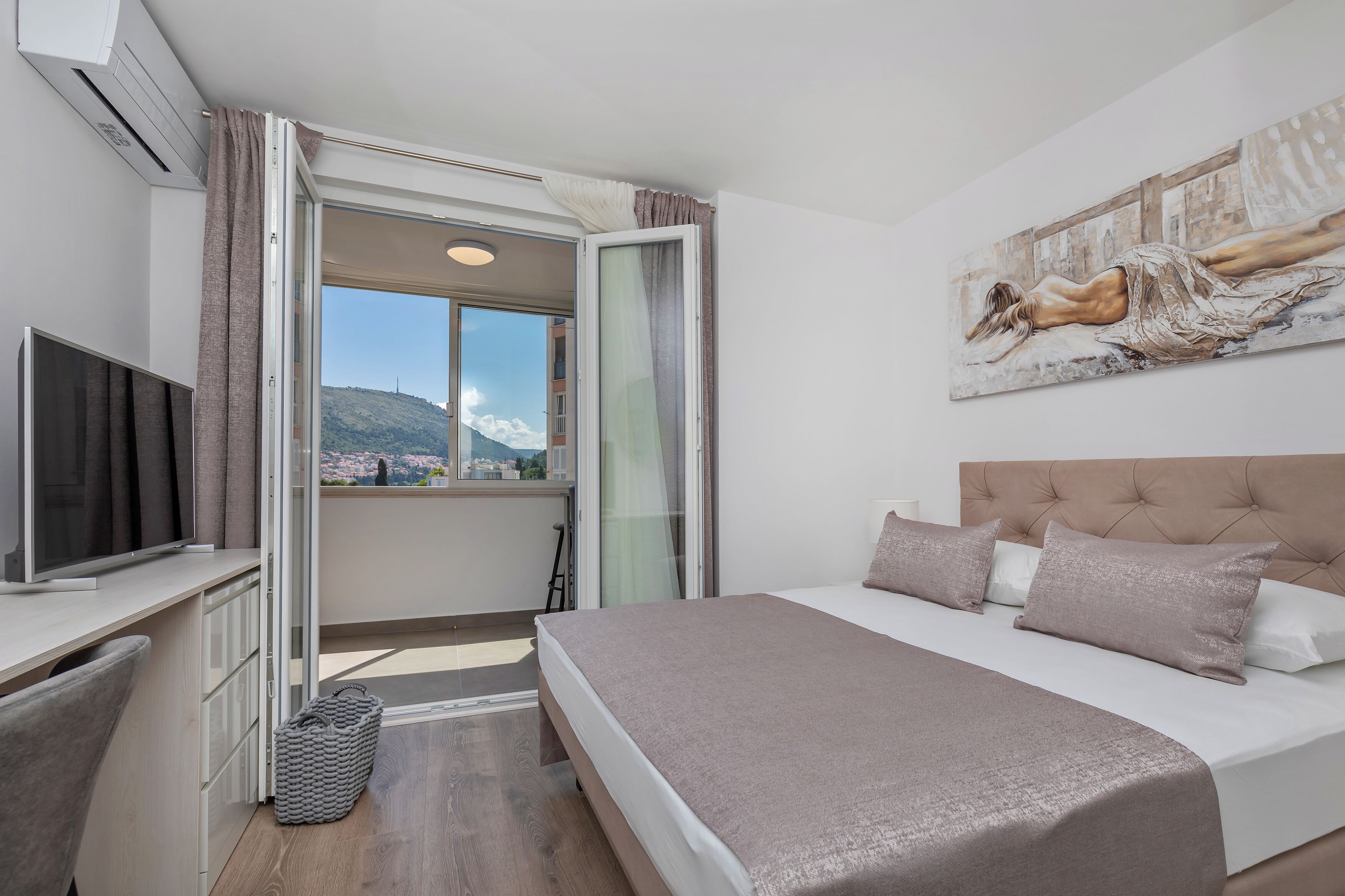 2 chambres, bureau, chambres insonorisées, fer et planche à repasser