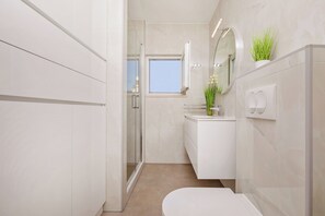 Douche, séchoir à cheveux, serviettes fournies, savon