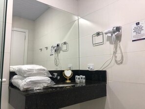 Standard-Doppelzimmer, 1 Doppelbett | Badezimmer | Dusche, Haartrockner, Handtücher, Seife