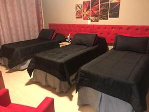 Habitación triple superior | Minibar, escritorio, sistema de insonorización y wifi gratis