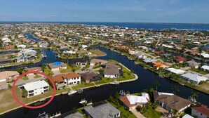 Zona residencial atravesada por un río, con casas y muelles a su alrededor.