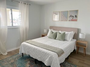 1 bedroom, desk, WiFi, bed sheets