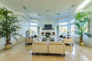 Smart TV, fireplace, video games - Graffiti Mansion Las Vegas (Las Vegas)