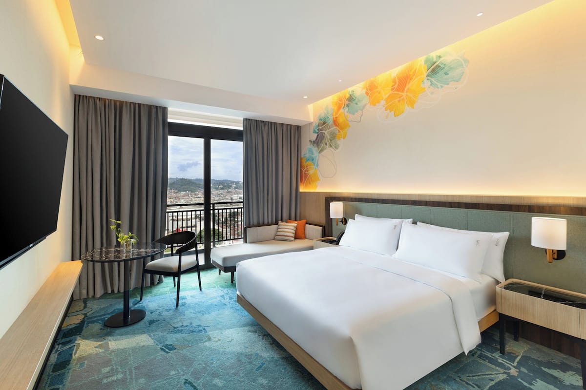 Premium bedding, Select Comfort beds, minibar, desk