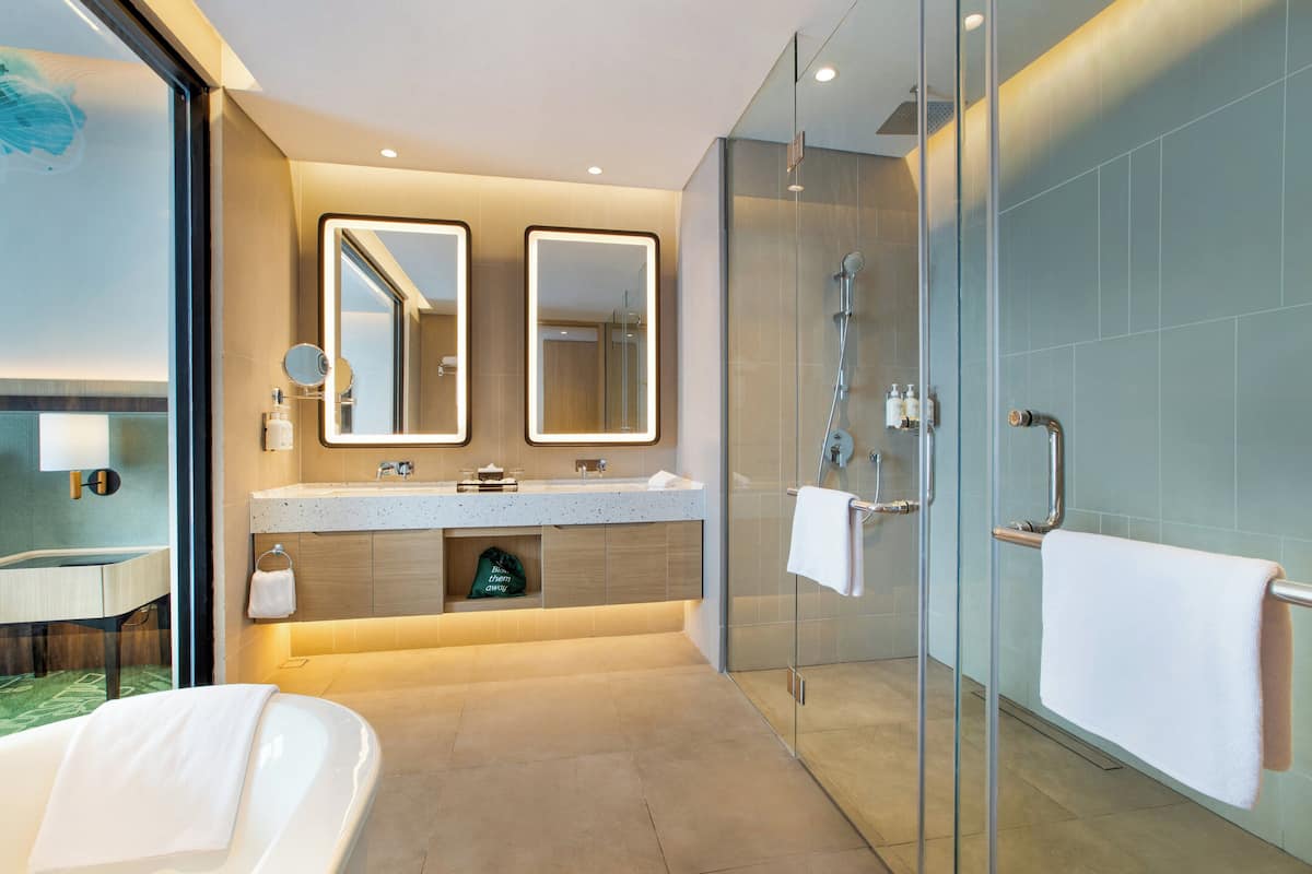 Suite, 1 letto king (Bukit Randu City View) | Bagno | Set di cortesia gratuito, asciugacapelli, accappatoio, pantofole