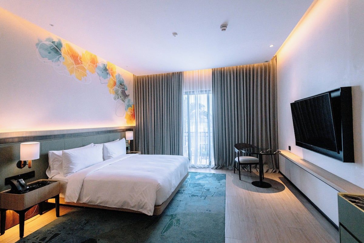 Premium Room, 1 King Bed | Premium bedding, Select Comfort beds, minibar, desk