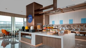 A modern breakfast bar with a variety of food options and seating areas. - Holiday Inn Express Suzhou Shihu University Town by IHG (Suzhou)