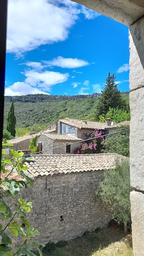 Villa moderne tout confort dans mas avec piscine, proche Pic Saint Loup