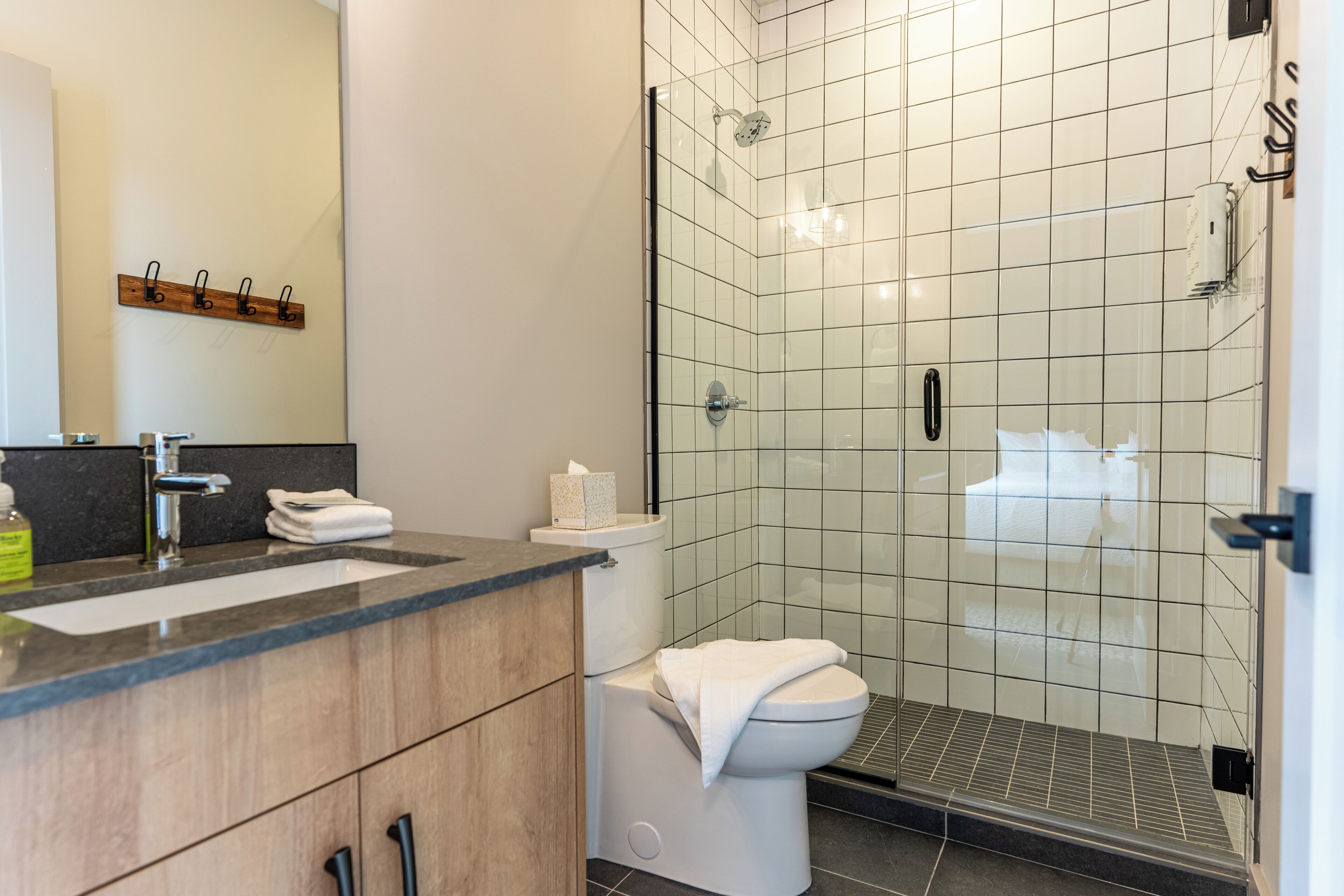 Basic-Apartment, Kochnische | Badezimmer