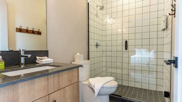 Basic-Apartment, Kochnische | Badezimmer
