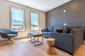 Free WiFi, bed sheets -   Basecamp Suites Revelstoke (Revelstoke)