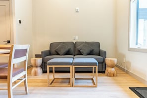 Free WiFi, bed sheets -   Basecamp Suites Revelstoke (Revelstoke)