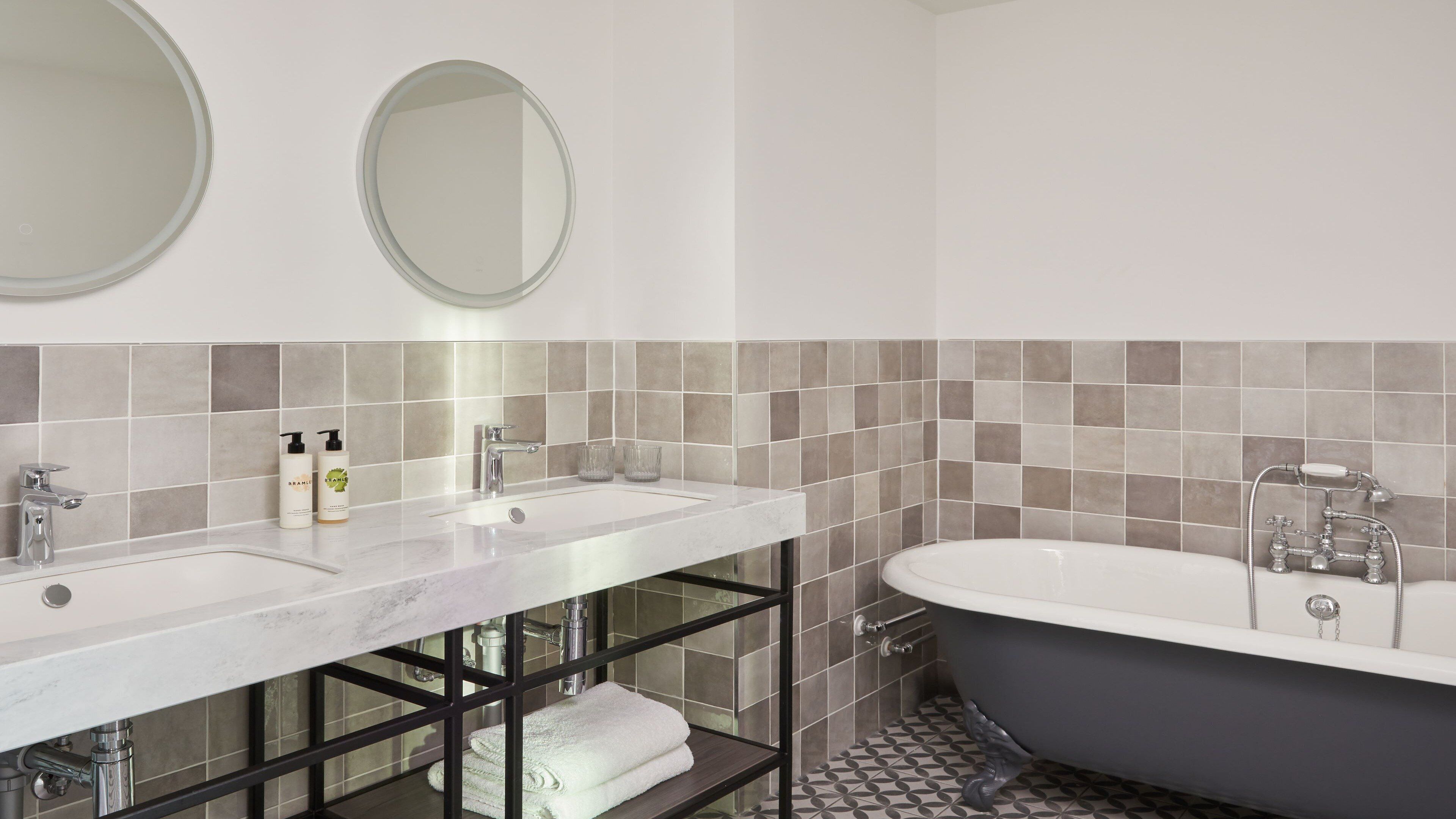 Suite, 1 King Bed (Super King) | Bathroom