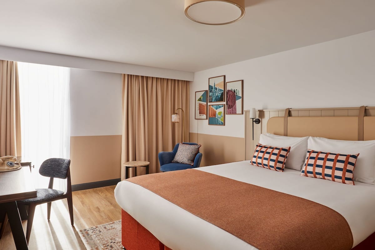 Standard Room, 1 King Bed | In-room safe, soundproofing, iron/ironing board, WiFi (free)