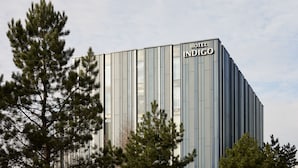 Un edificio moderno con el letrero "HOTEL INDIGO" en la parte superior.
