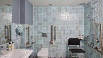 Quarto premium, 1 cama King, banheira adaptada | Banheiro | Chinelos, toalhas de banho