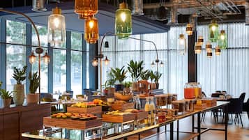 Se ofrece un desayuno completo todos los días (15 GBP por persona)