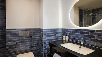 In-room safe, soundproofing, iron/ironing board, free WiFi