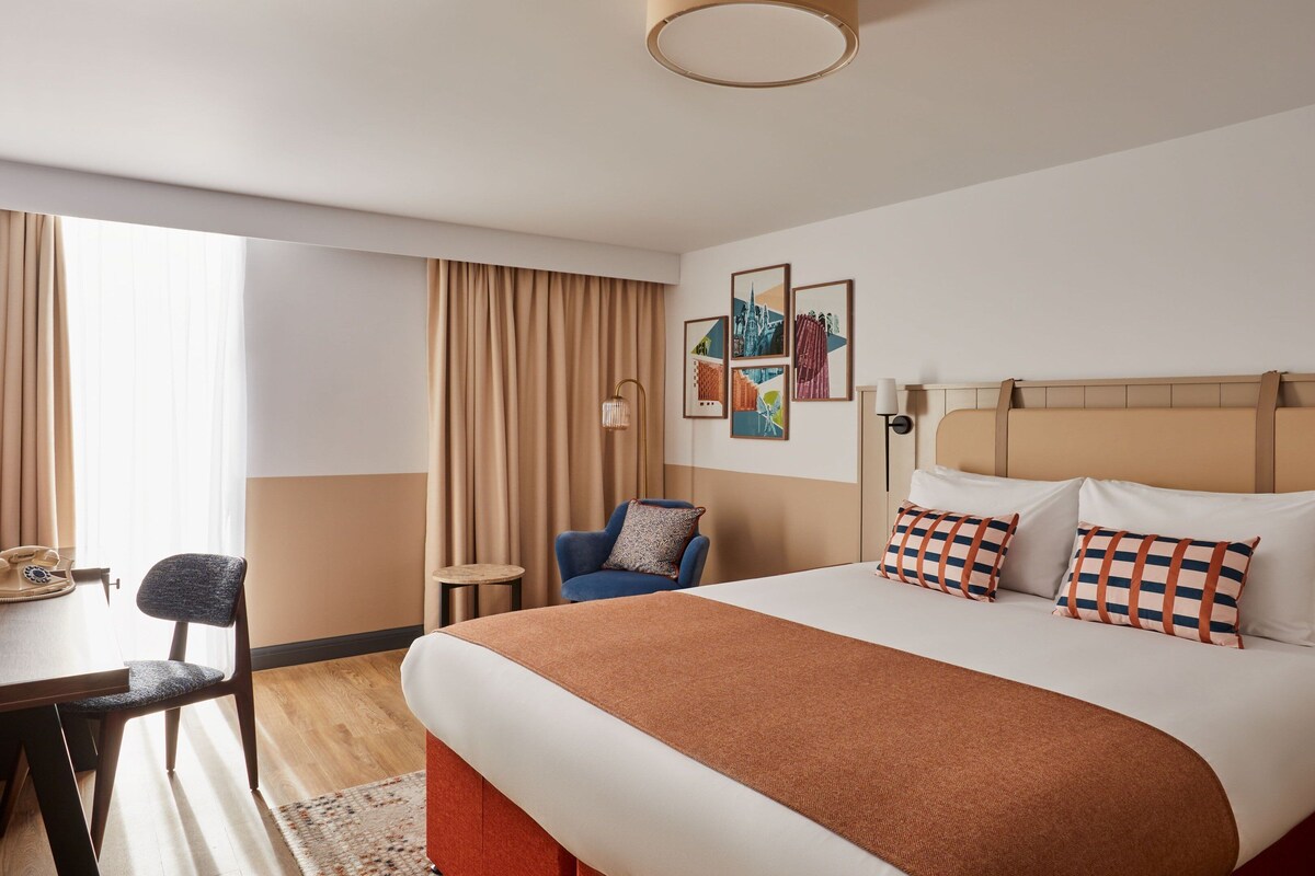 Standard Room, 1 King Bed | In-room safe, soundproofing, iron/ironing board, WiFi (free)