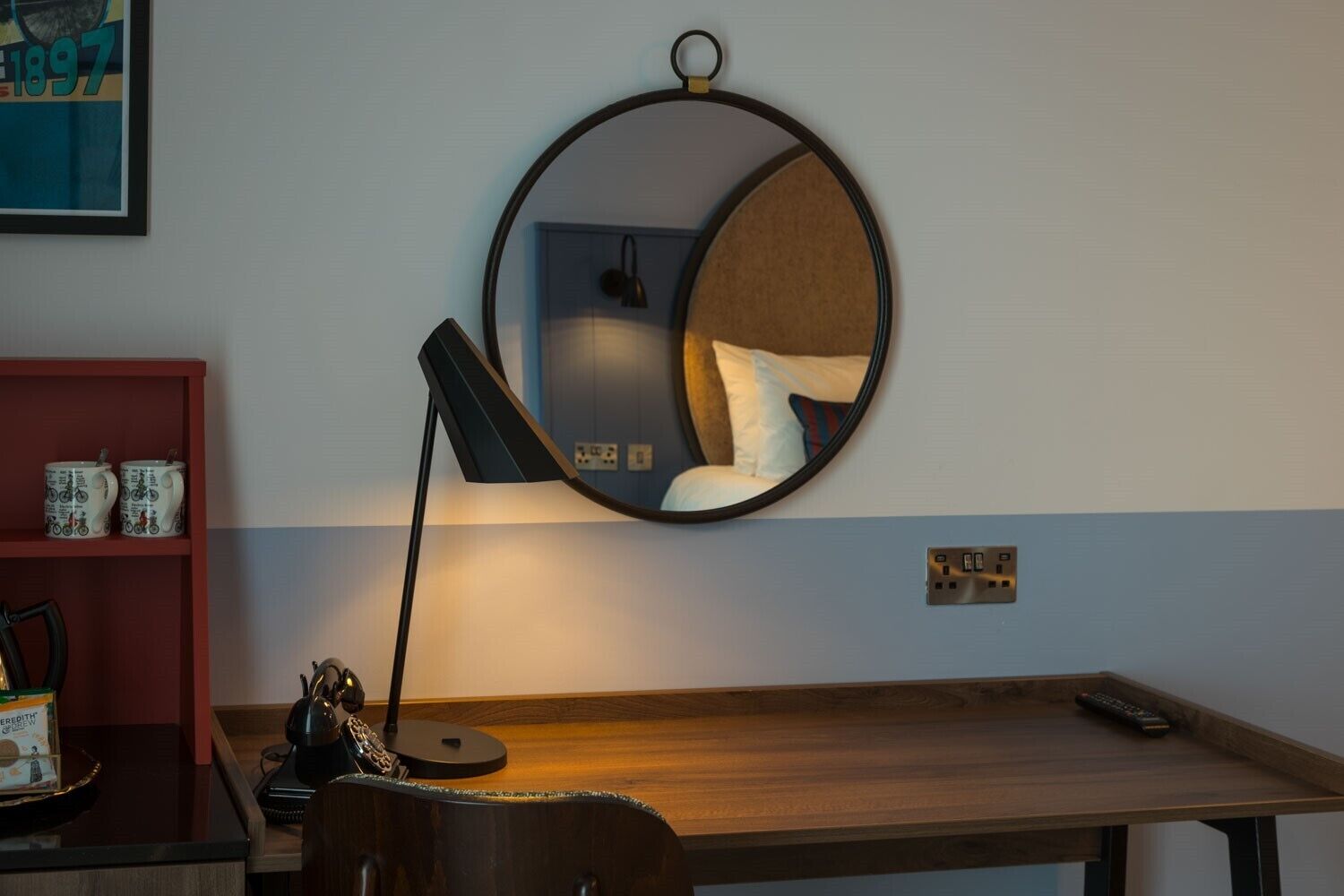 Premium kamer, 1 kingsize bed, rolstoeltoegankelijk bad | Een kluis op de kamer, geluiddichte muren, een strijkplank/strijkijzer