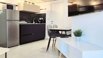 エリート アパートメント 車いす対応 | 専用キッチン | 大型冷蔵庫、電子レンジ、コンロ、ホットプレートまたはグリルプレート