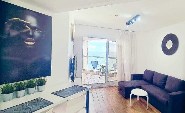 Apartamento de lujo | Zona de estar | Televisión de pantalla plana de 50 pulgadas con canales digitales