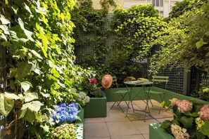 Outdoor dining - Hotel le Saint Gregoire (Paris)