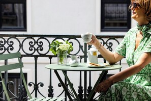 Outdoor dining - Hotel le Saint Gregoire (Paris)