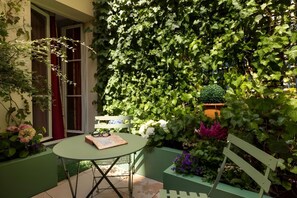 Outdoor dining - Hotel le Saint Gregoire (Paris)