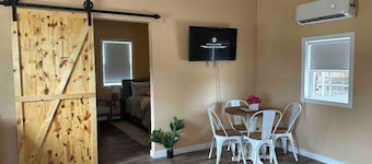 Tiny Flamingo's Nest - Cottage Near Pioneer Woman Mercantile - Pet friendly!