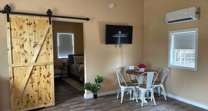Tiny Flamingo's Nest - Cottage Near Pioneer Woman Mercantile - Pet friendly!