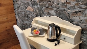 Family Quadruple Room | Desk, laptop workspace, WiFi (free), individually decorated - B&B il posto al sole (Teglio)