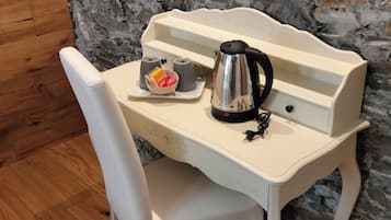 Quadrupla familiare | Con stile personalizzato, con arredamento individuale, una scrivania