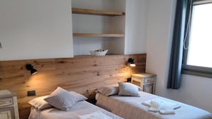 Double or Twin Room | Desk, laptop workspace, WiFi (free), individually decorated - B&B il posto al sole (Teglio)