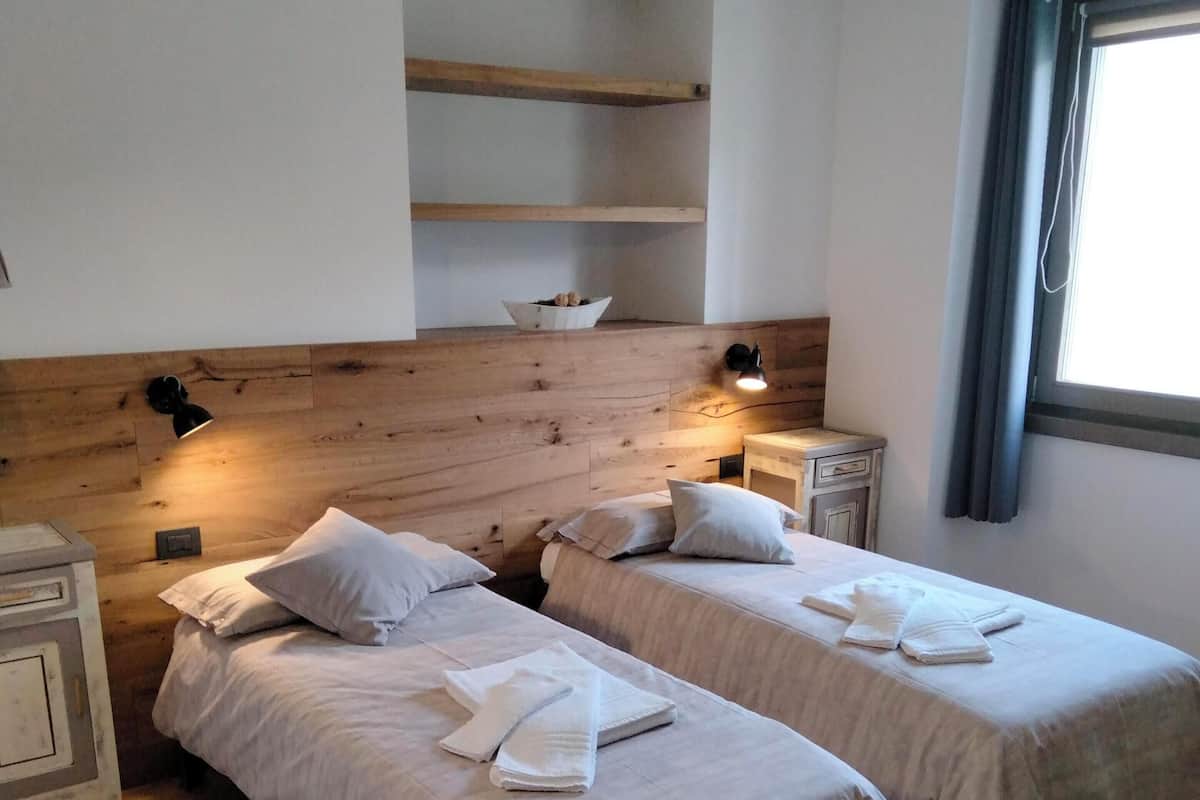 Habitación con 1 cama matrimonial o 2 individuales | Decoración personalizada, muebles diferentes y escritorio